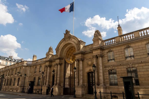 L'édito politique du lundi : Un Président dans la seringue