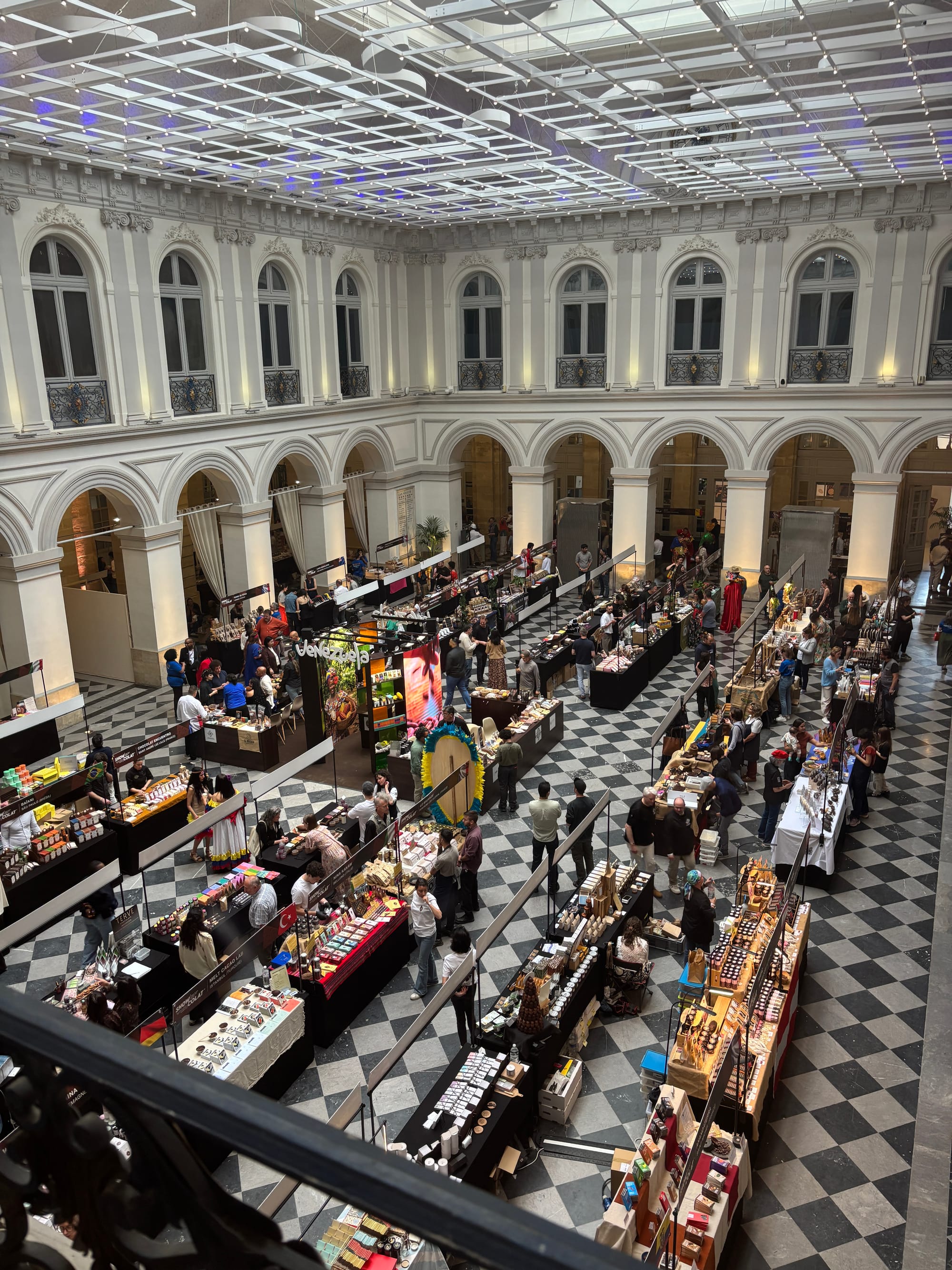 82 exposants de 32 nationalités au Palais de la Bourse