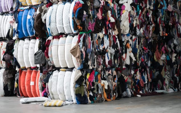 Recyclage textile à Châtellerault : Plaxtil et sa filiale Essaimons trient les vêtements usagés. Photo : Plaxtil