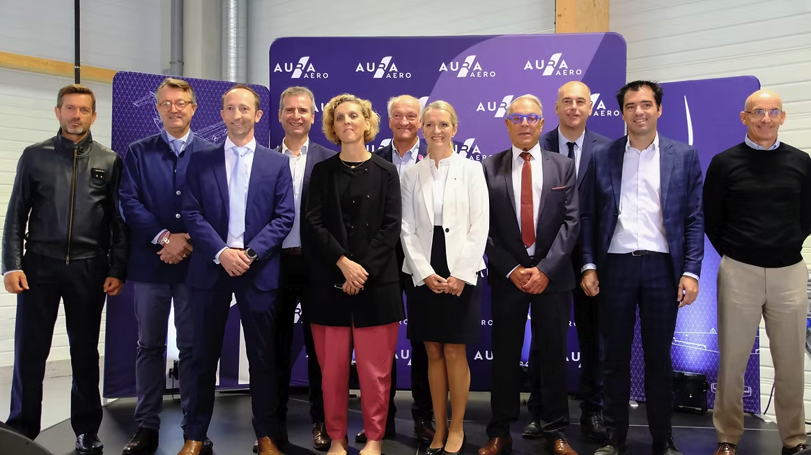 Les dirigeants d’Aura Aero et des élus locaux réunis lors de l’inauguration du site de l’aéroport de Rochefort-Saint-Agnant, le 9 octobre 2026