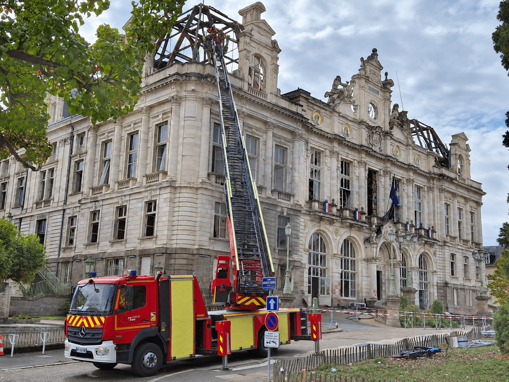 Façade de l’hôtel de ville de Limoges après l’incendie du 17 octobre 2026