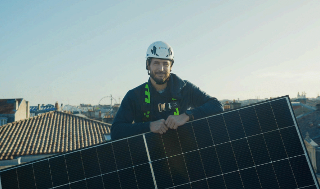 Technicien de Moon Énergie installant des panneaux photovoltaïques sur une toiture en Nouvelle-Aquitaine.