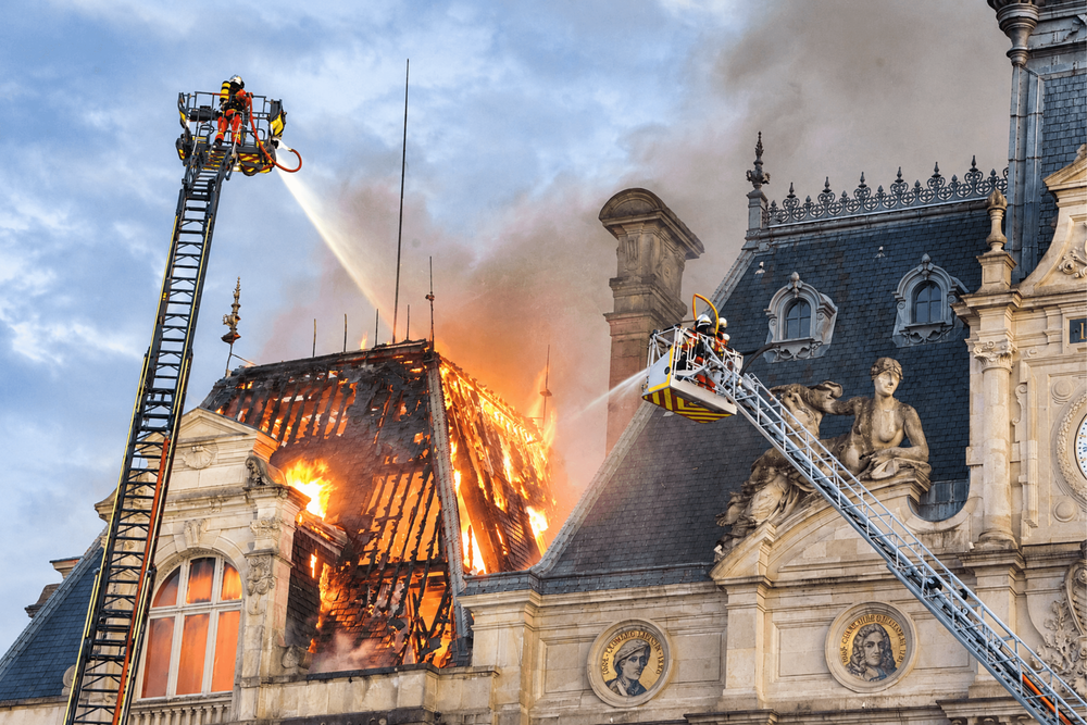 Façade de l’hôtel de ville de Limoges pendant l’incendie du 17 octobre 2026